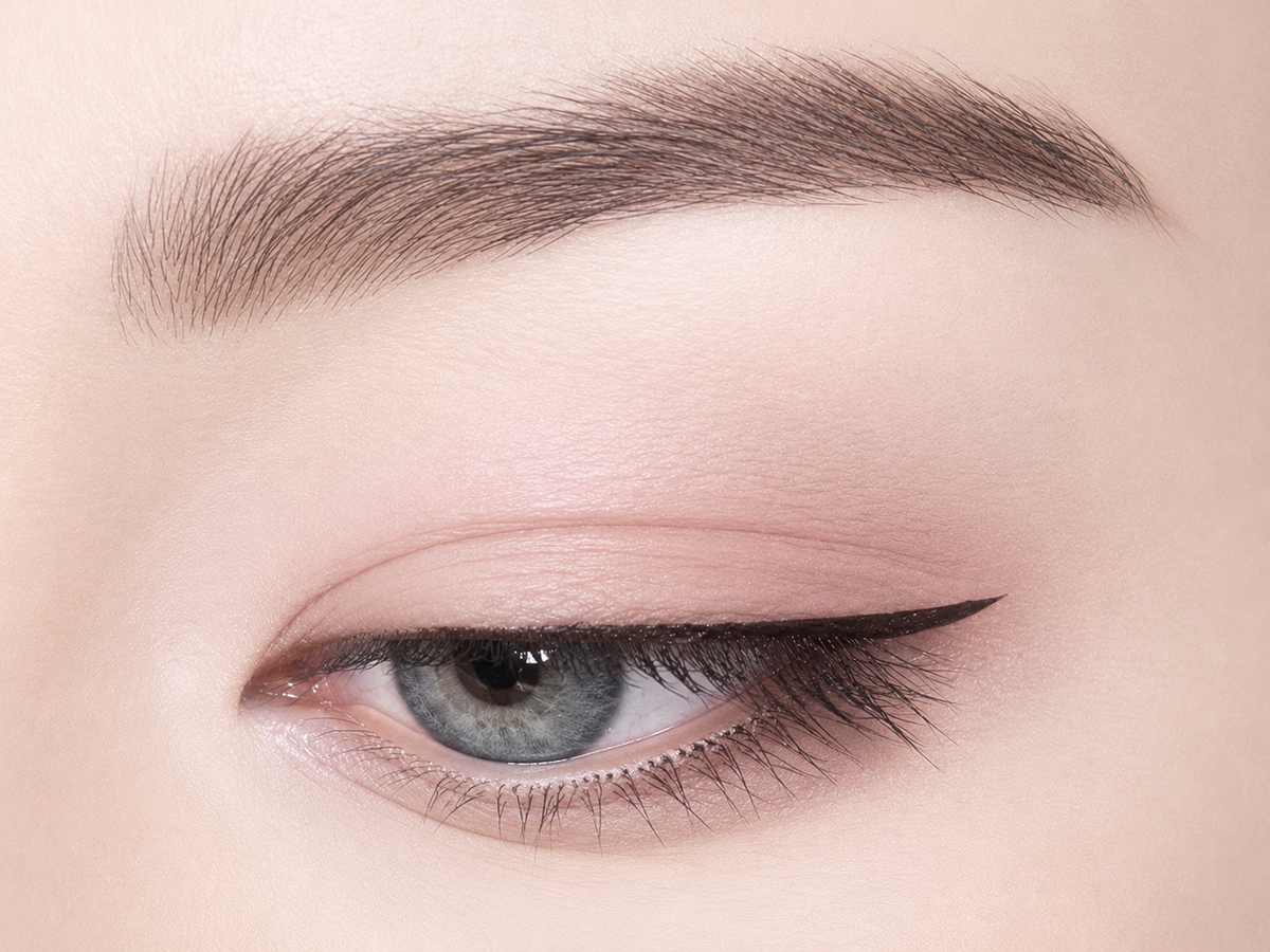 Smooth Eyeliner Liquid Pen with long-lasting wear and no smudging